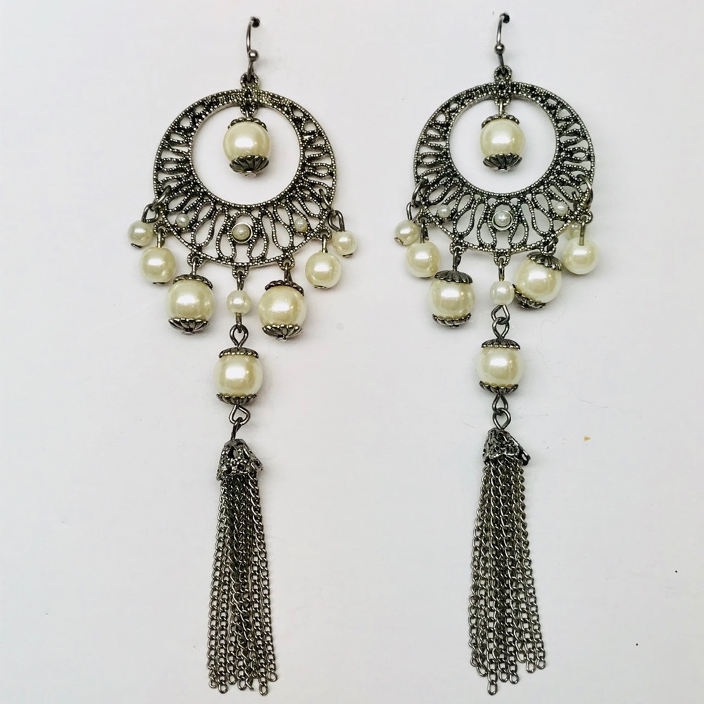 Hanging round silver earrings with pearls